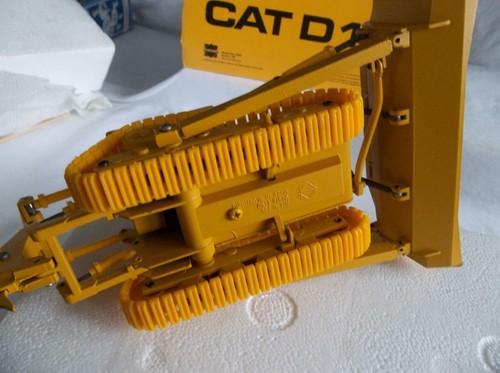 NIB Conrad 2852.1 CATERPILLAR D11N Track Dozer w/ Adjustable Ripper 1:50 Boxed - Picture 6 of 7