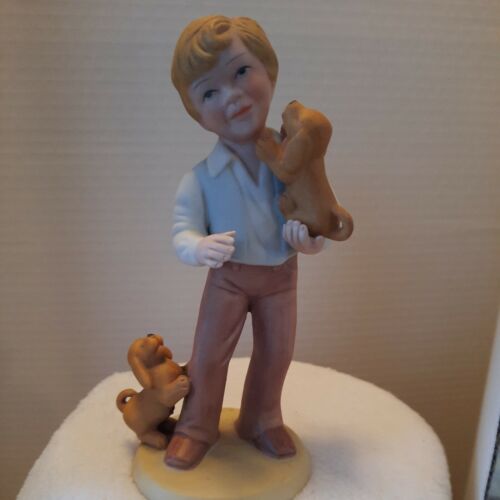 "Estatuilla de porcelana Avon 1981 Best Friends niño con cachorros decorativa 6,25" - Imagen 1 de 6