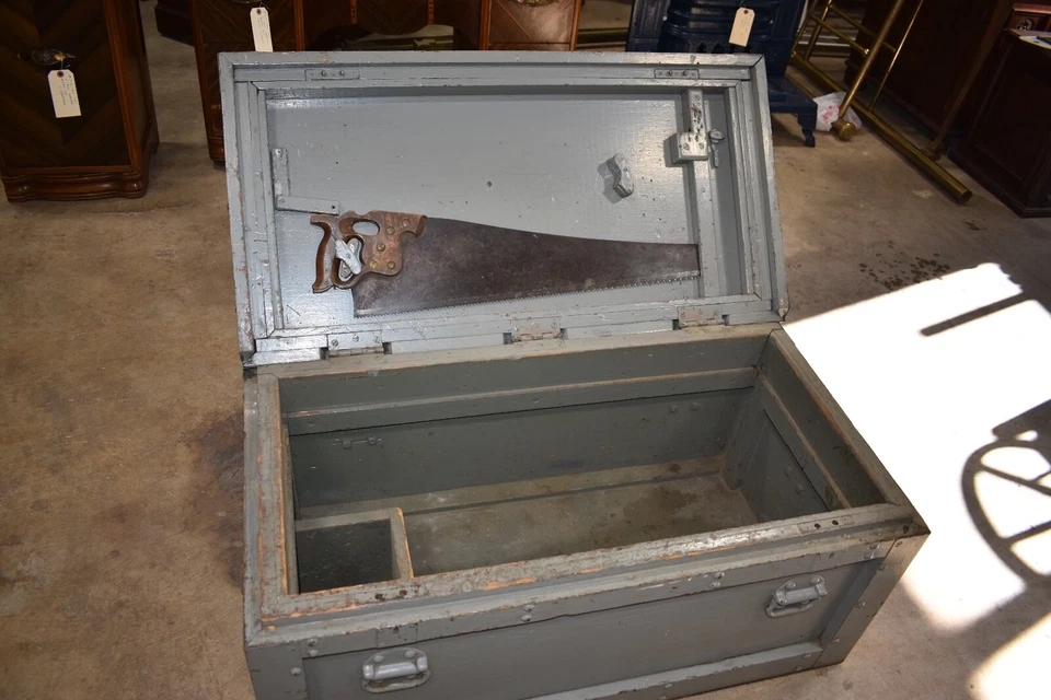 Baú de ferramentas antigo de madeira para carpinteiro, caixa de ferramentas baú cinza com serra - Imagem 4 de 4