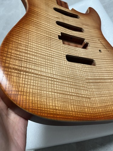 AAAAA neuer Mahagoni E-Gitarrenkörper und Satin Flammenahorn verdickte Abdeckung - Bild 7 von 13
