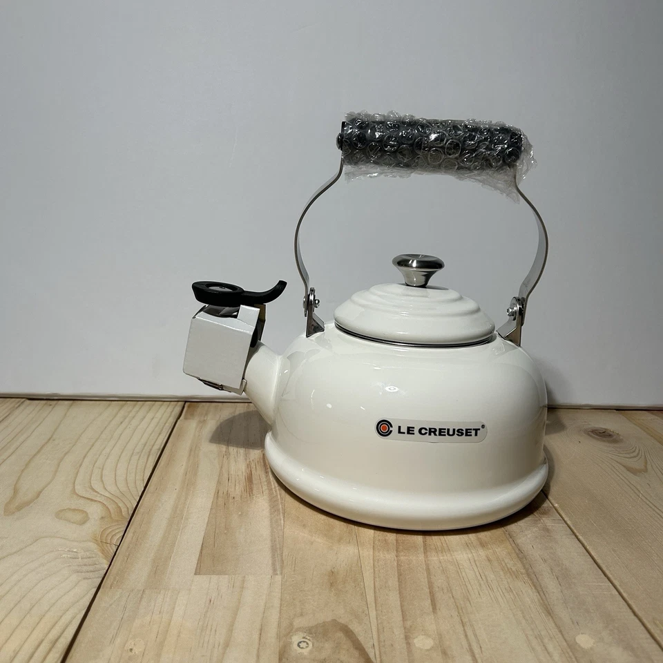 Tetera Le Creuset esmaltada en acero 1,7 cuartos silbante en blanco - Nueva Foto 2 de 4