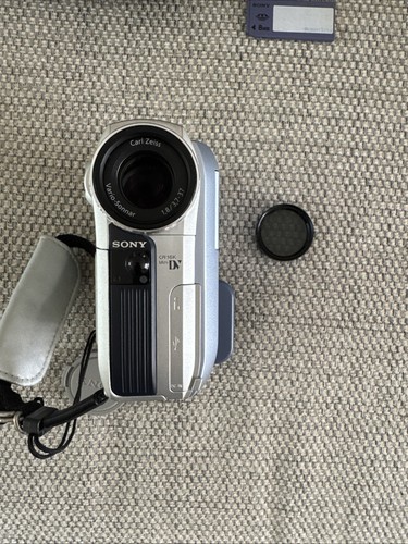 Sony DCR-PC105E Mini DV Handycam Camcorder - - Picture 7 of 10