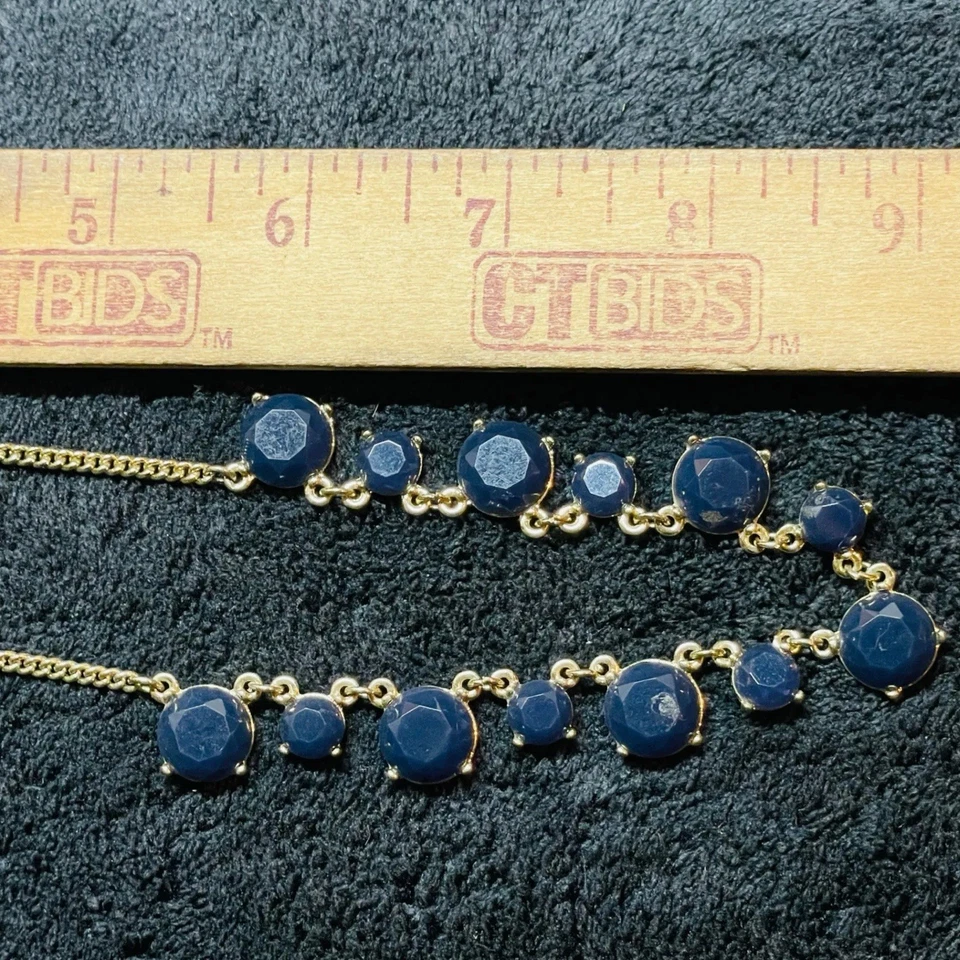 J. Collar Crew Tono Dorado Distintivo con Piedras Facetadas Azul Marino Cadena Ajustable Foto 3 de 4
