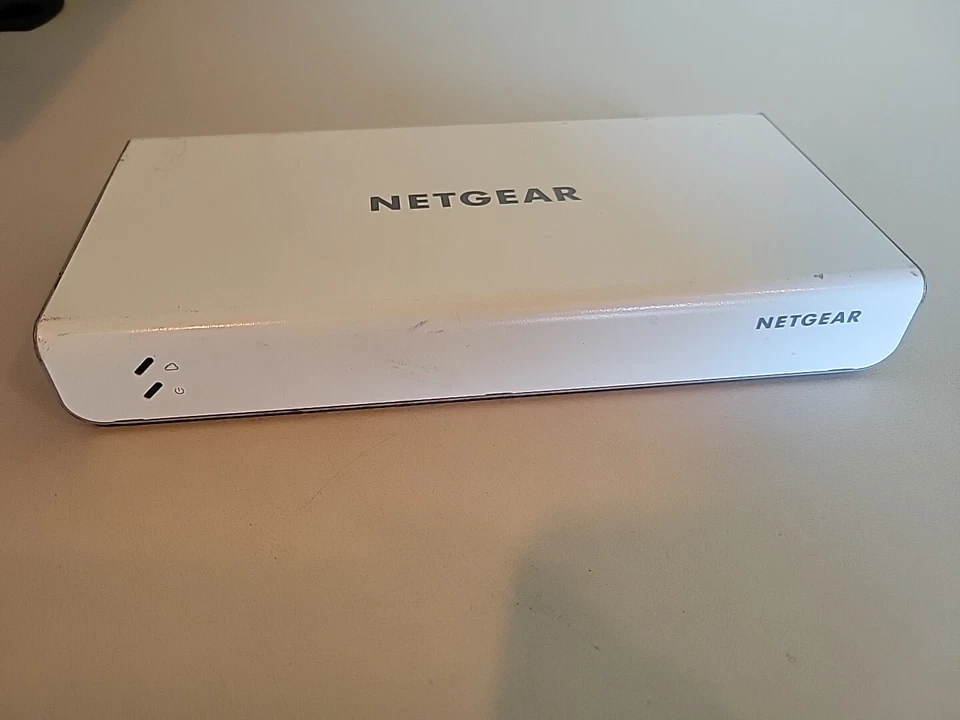 NETGEAR Vizn GC110P 8-Port PoE Cloud Smart Gigabit Ethernet Switch - Image 4 of 4