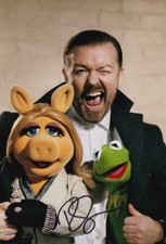 RICKY GERVAIS signed Autogramm 20x30cm MUPPETS MOST WANTED in Person autograph