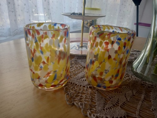 Next Set 2 gelbe leuchtende Konfetti gesprenkelte hohe Becher Premium Qualität Gläser