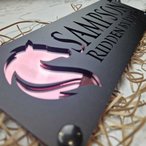 Luxury Horse name plate Laser Cut Black front section ROSE GOLD lettering - Afbeelding 1 van 32