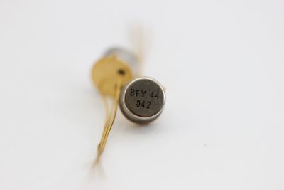 BFY44 GOLD TRANSISTOR NOS (New Old Stock) 1PC C419/445U400/350F130614