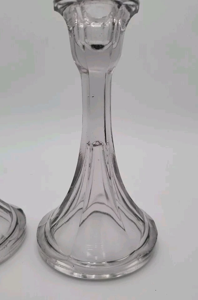 Par de candelabros vintage coloniales de vidrio de carnaval púrpura amitista de 6 1/2 pulgadas  Foto 2 de 4