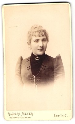 Fotografie Albert Meyer, Berlin-C., Alexander-Str. 45, Junge Dame im Kleid mit  