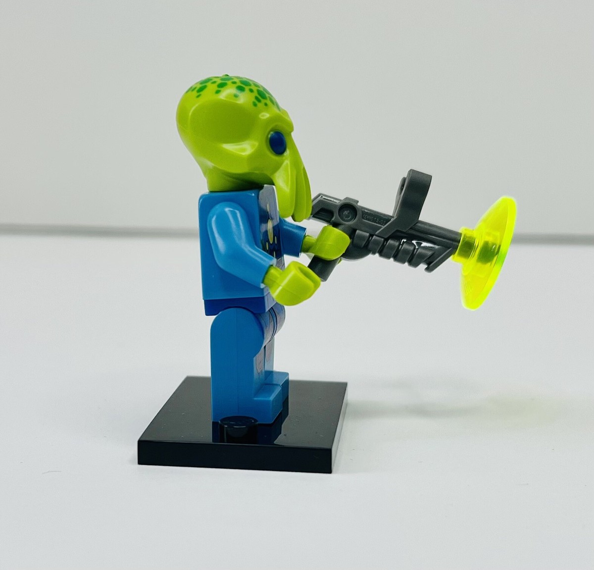 LEGO MINIFIGURES SERIES 13 71008 Alien Trooper Collectible Series