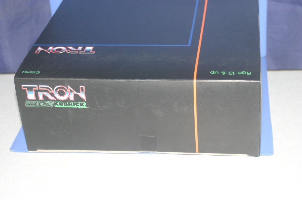 TRON ENCOM フィギュア 4個セット Amazon.com: Diamond Select Toys Tron Deluxe Action Figure