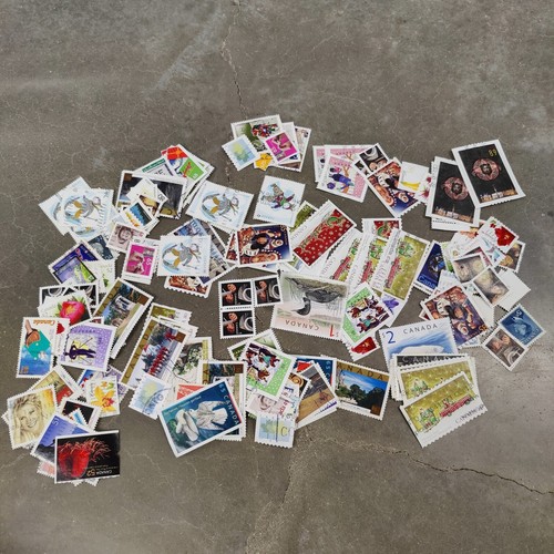 Large lot of 100+ Vintage & Modern Canada Stamps