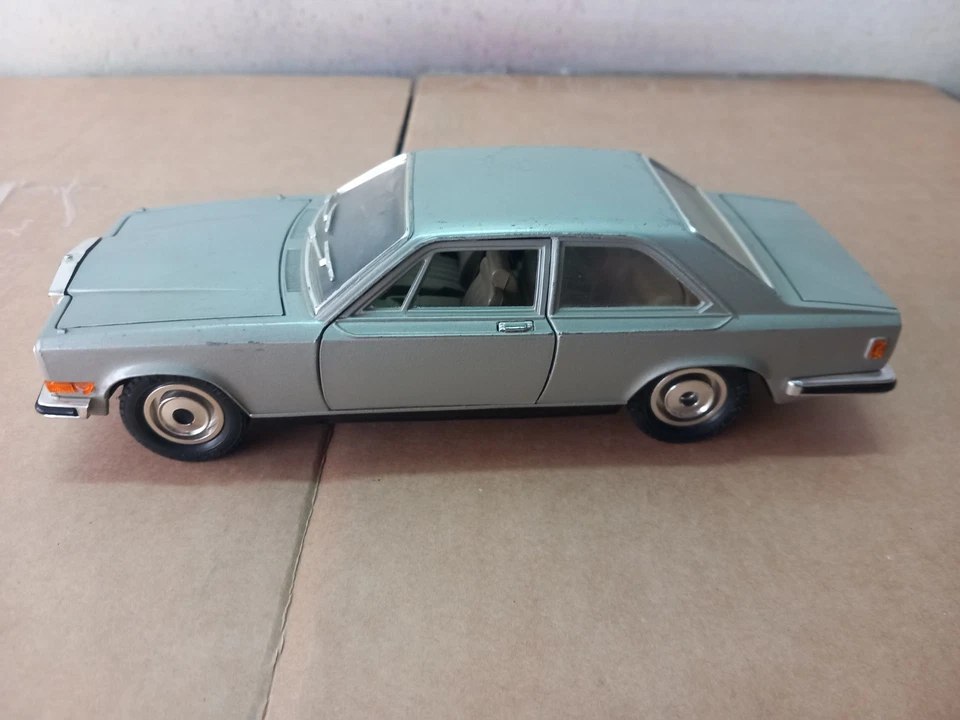 Burago 1/18 ROLLS ROYCE CAMARGUE - Immagine 2 di 4