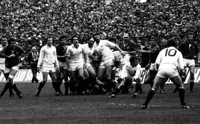 Scotland scrum-half Roy Laidlaw looks for right option before exec- Old Photo