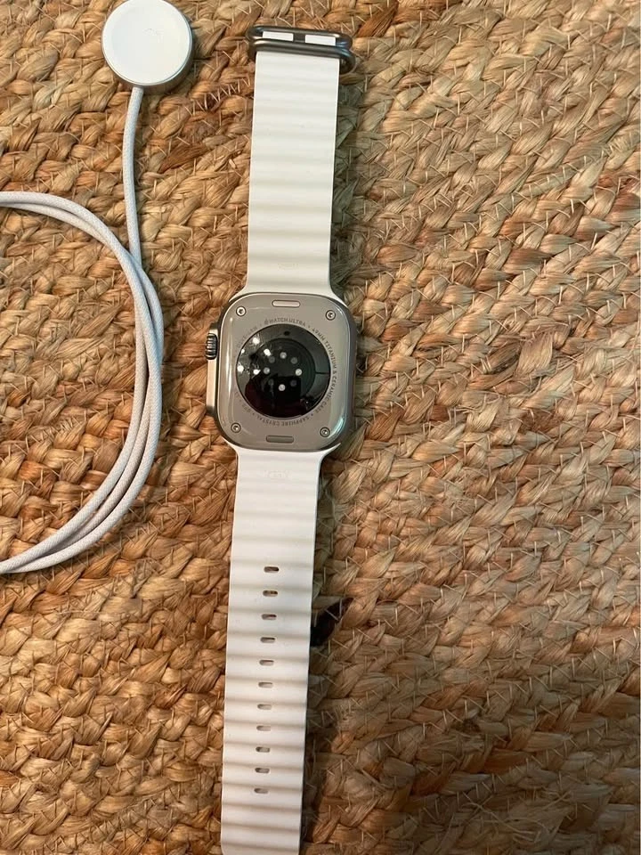 Apple Watch Ultra 49mm estojo de titânio com pulseira branca, pequeno (GPS + safira Ce - Imagem 4 de 4