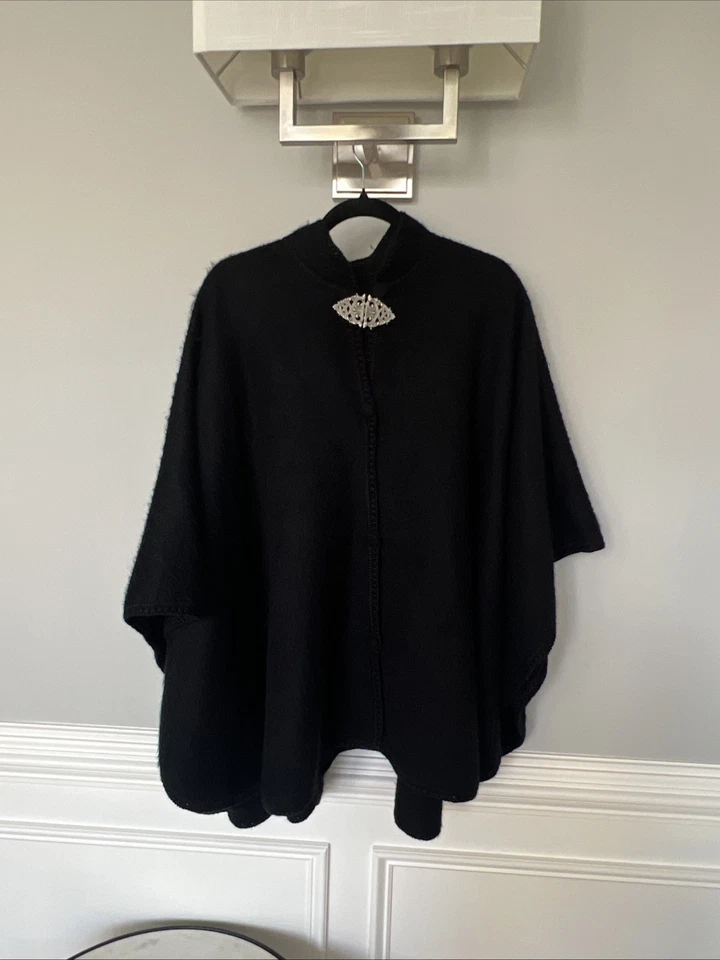 Poncho/capa Alpaca Perú Diana en negro con cierre de botón y cierre de metal Foto 2 de 4