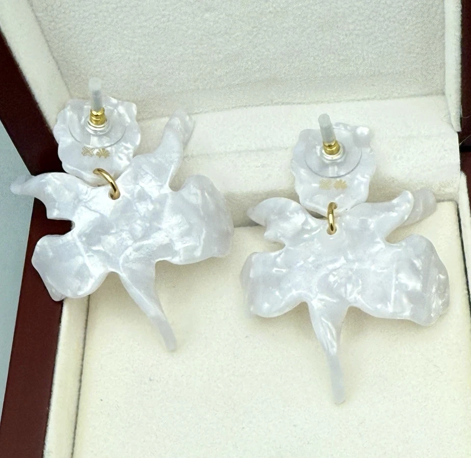 "Pendientes llamativos de lirio blanco Lilly Pulitzer x Lele Sadoughi Resort 2""" Foto 3 de 4