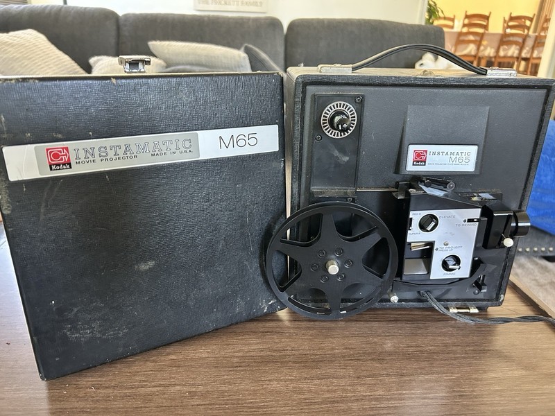 Kodak Instamatic M65 Desktop Projector Super 8/Regular 8 w/ Carrying Case
