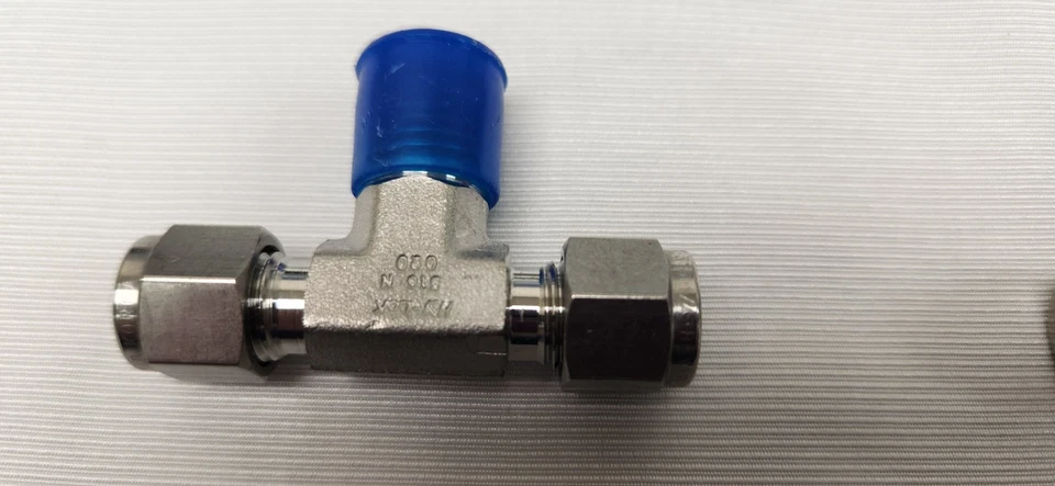 Hy-lok 316 Stainless 1/4" Compression Male Branch Tee MNPT CBTMA4-4N-S316 Qty 9 - Image 2 of 4