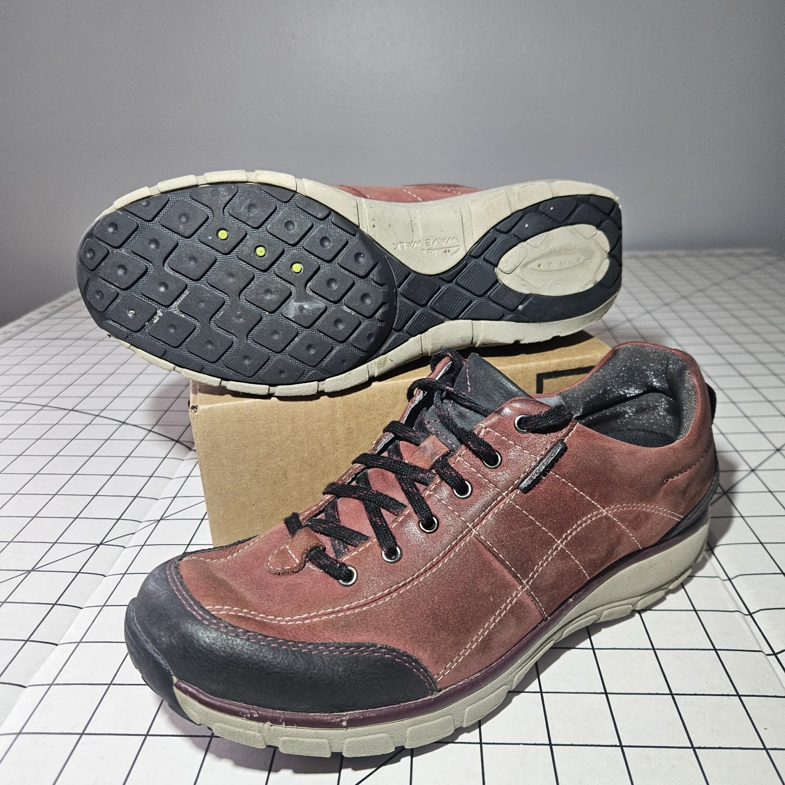 Clarks WaveWalk Mens 10 Suede Upper Walking Trail Shoe Red Waterproof 26064756