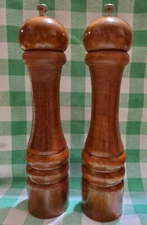 Pepper Mill *Chef Specialties 10 Inch tall.  A set of 2  LAST SET From Miami, FL