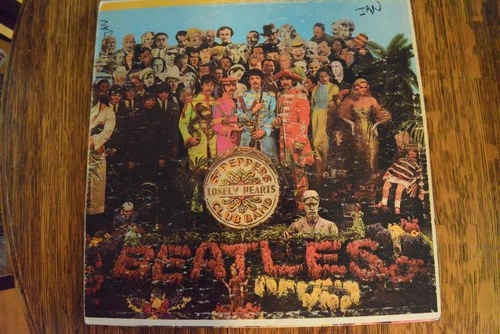 THE BEATLES - Sgt. Pepper's Lonely Hearts Club Band  1967 Capitol records