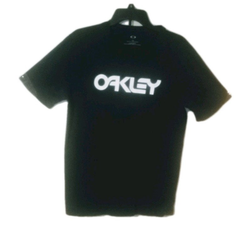 Oakley Shirt Mens T-shirt Size Large  Colors Black And White, Regular Fit 