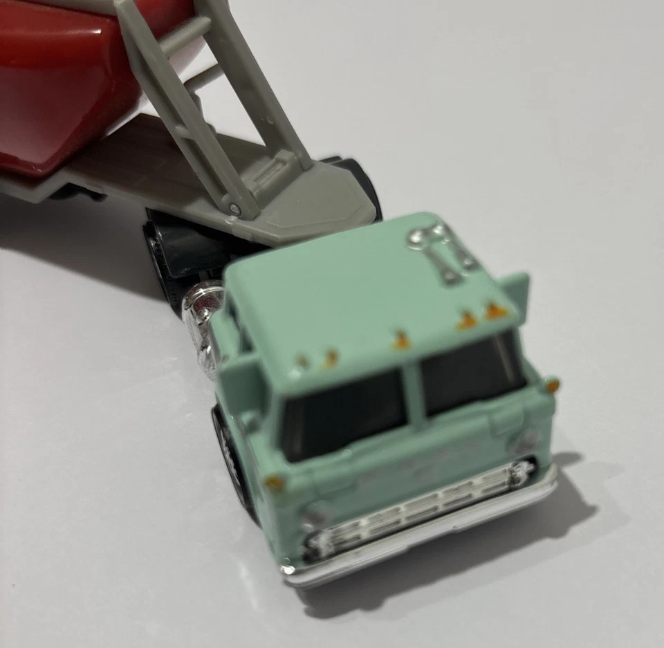 Matchbox Neo Nonta MBX Ford C-900 & Dry Bulk Hauler 1:64 Diecast Truck Cab 1:64 - Image 2 of 4