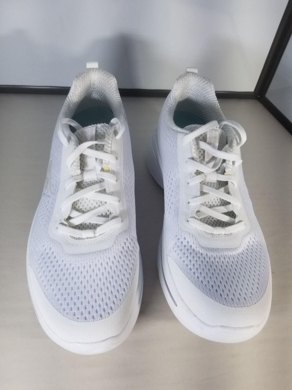 Skechers Women's Go Walk Arch Fit-Motion Breeze Sneaker Size 9 NWOB