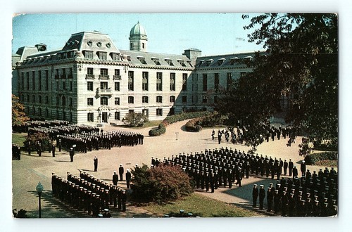 Midshipmen in Noon Formation Bancroft Hall US NAval Aca Annapolis MD Postcard E5