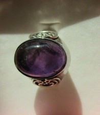 Silber Amethyst Ring: tiefvioletter ovaler Stein in traditioneller Stilfassung 