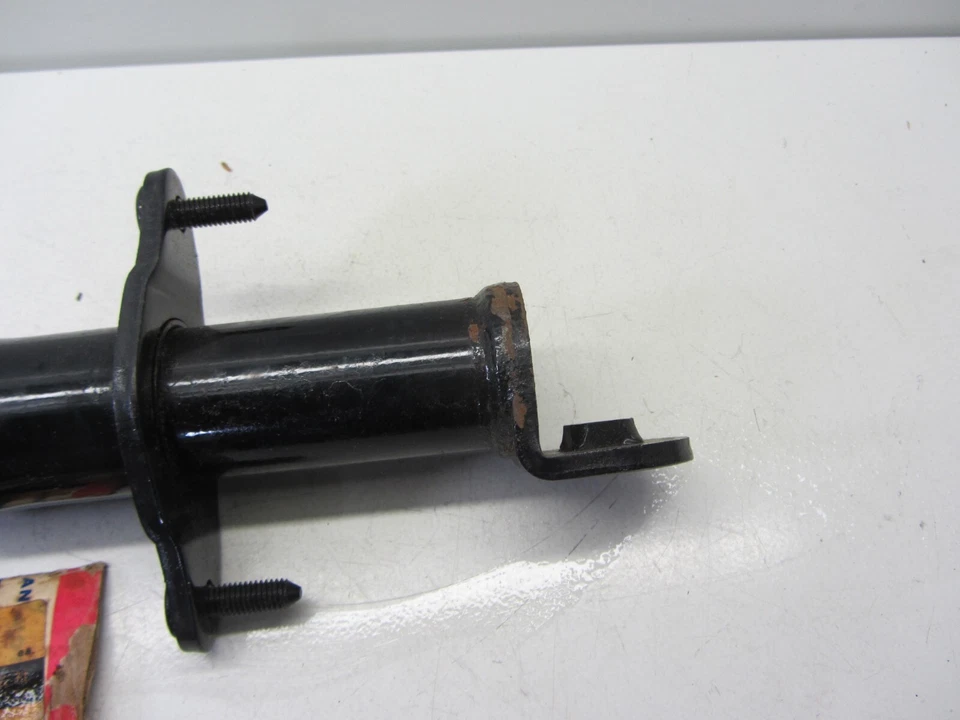 Amortiguador parachoques delantero izquierdo original Nissan 1982-1984 Sentra, 6221104A00. Foto 4 de 4