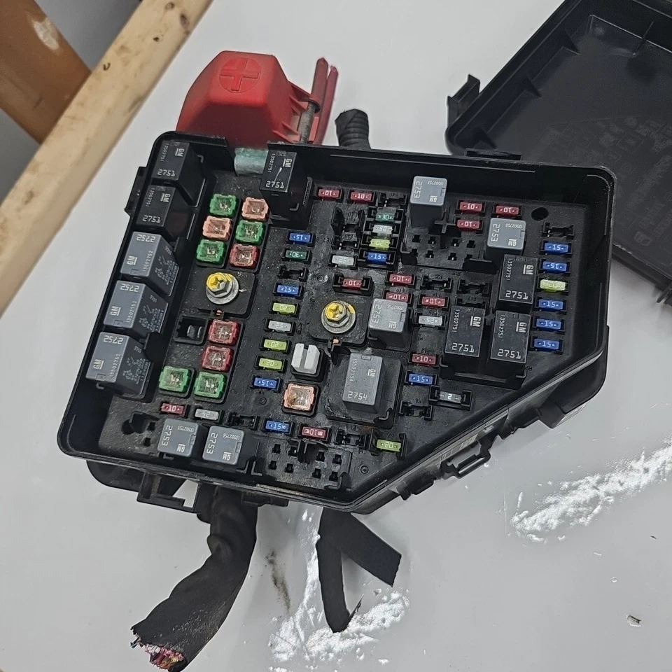 2012-2012 Chevrolet Traverse Fusebox Fuse Box Relay Module 20972850 NLHH4 - Image 3 of 4