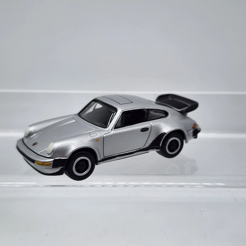 Porsche 911 Turbo 1982 Johnny Lightning 1:64 plata 2003 estado coleccionista  Foto 4 de 4