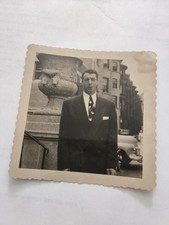 Looking again, that is definitely Joe DiMaggio, the legendary 