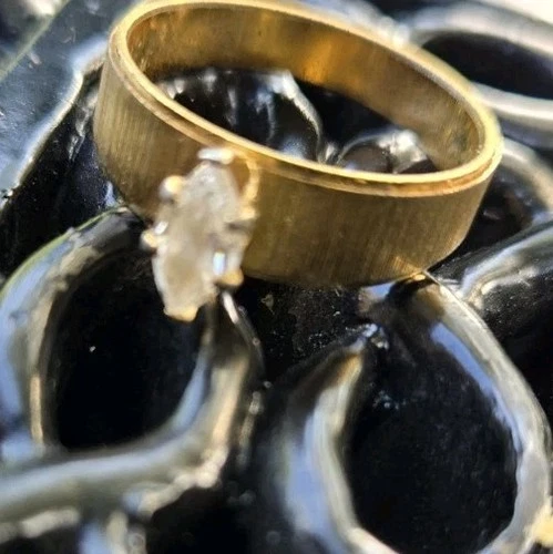 Vintage Goldtone Metal Ring Size 8 Costume Jewelry Womens