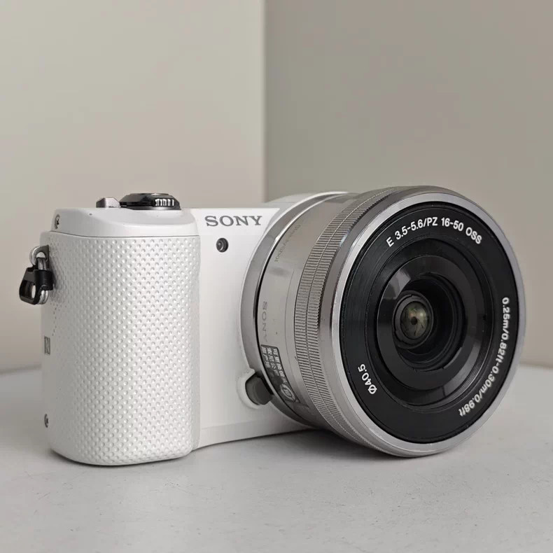 Sony Alpha a5000 ILCE5000L Mirrorless Digital Camera with Sony 16