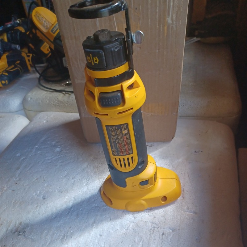 DEWALT DC550 Cordless Cut-Out Tool 18V   NiCd Keyless Chuck. bare tool only.