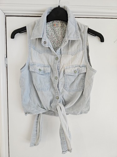 Size 8 Denim Look Pale Bleached Blue Distressed Top Tie Waist Crop Short Pockets - Picture 3 of 9