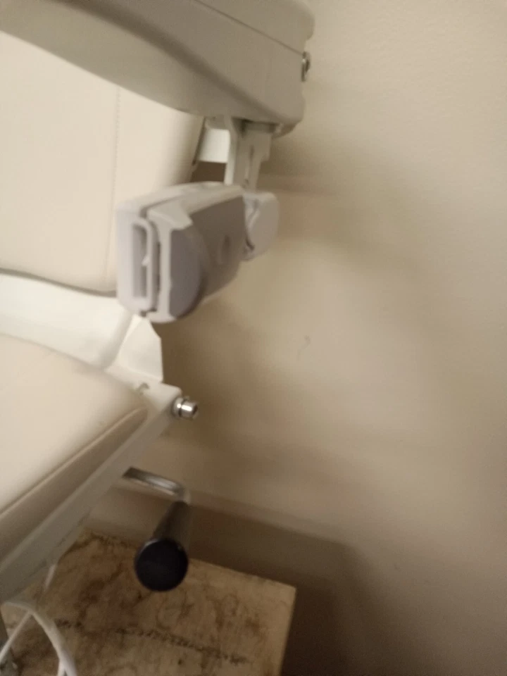 Conjunto de asiento salvaescaleras Handicare 1100 COMO ESTÁ, con reposabrazos e interruptor de palanca ML1 Foto 4 de 4