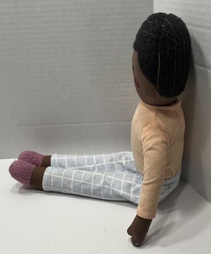 "Muñeca de peluche Target Pillowfort 19"" masculina pelo negro ojos marrones vestido" - Imagen 4 de 12