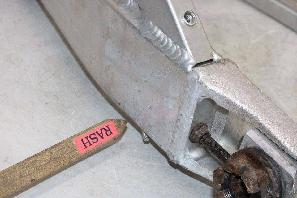 2000 SUZUKI GSXR 750 OEM REAR SWINGARM BACK SUSPENSION SWING ARM - Image 4 of 4