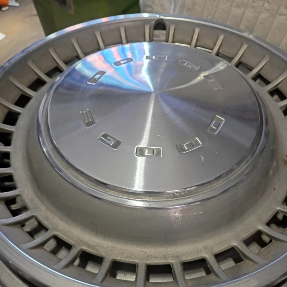 Dodge Challenger 1972-74, cargador tapacubos 14" - parte mopar 3580153 juego de 4 Foto 3 de 4