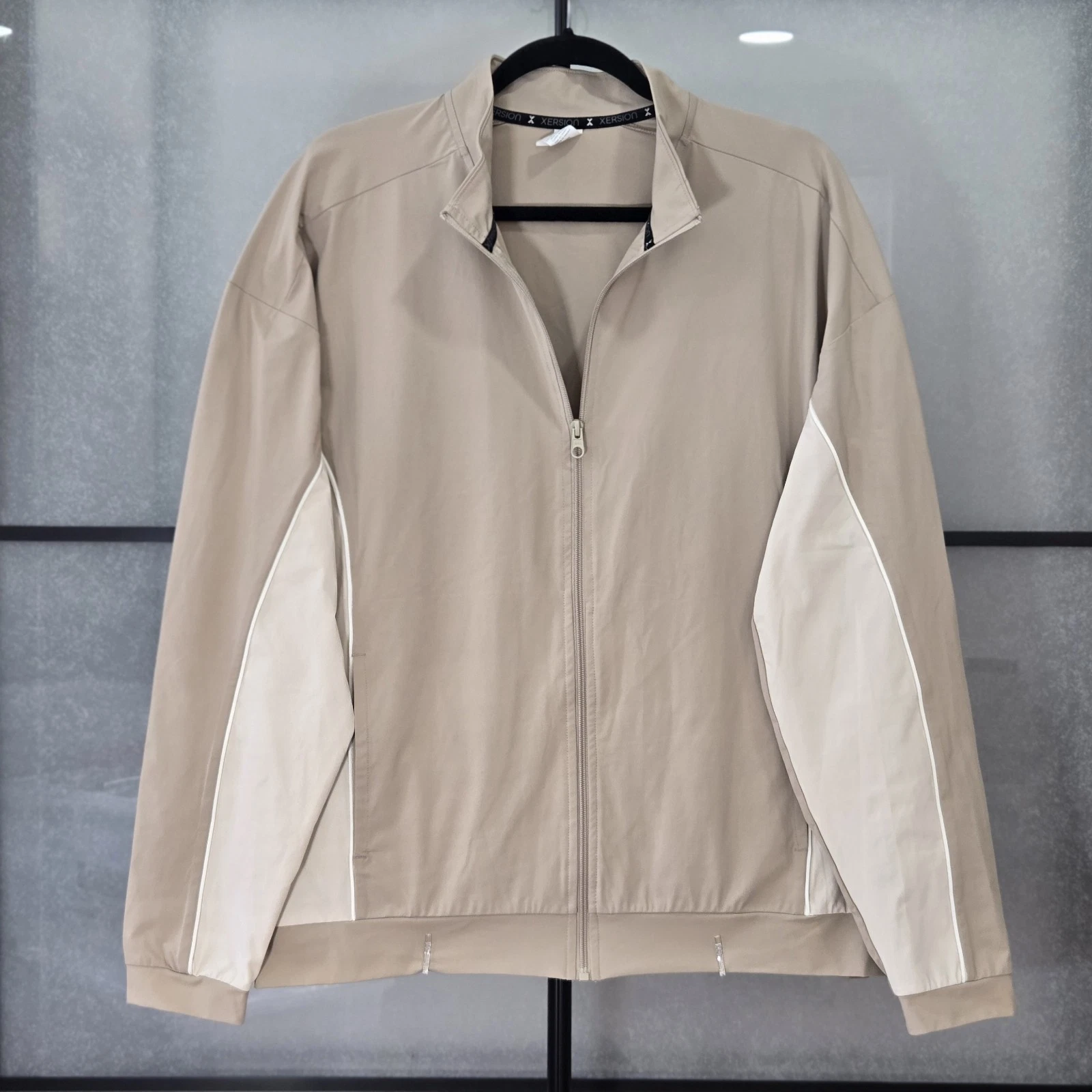Men’s Cream White Lightweight Windbreaker Jacket L Zipper Pocket Outerwear