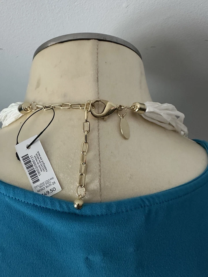 Collar multihilo de rafia blanca Chico’s con detalles de piedra dorada Foto 2 de 2