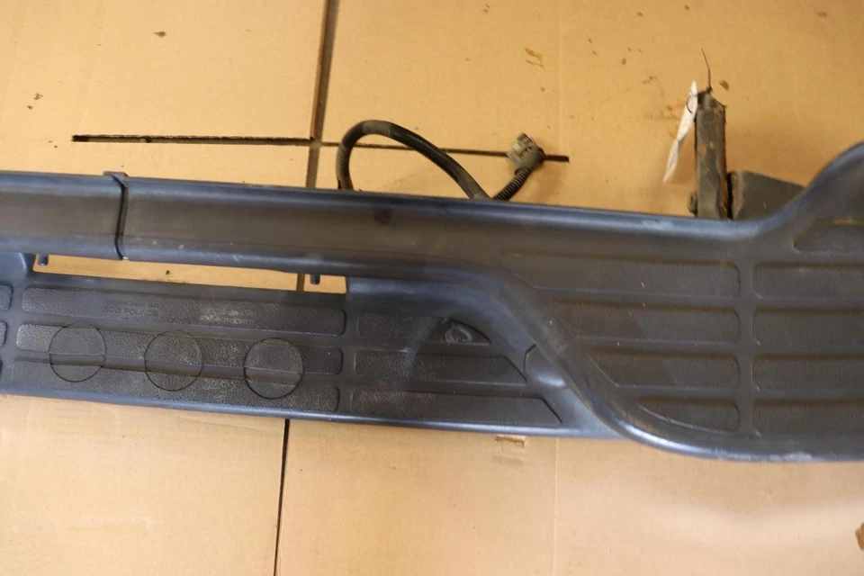 Cubierta de parachoques trasero Chevy Tahoe 2000-2006 placa de paso cromada OEM Foto 3 de 4