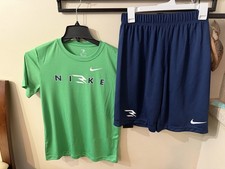 NIKE BOYS 2 PIECE SET. T-SHIRT WITH SHORT. GREEN/ BLACK SIZE- L.