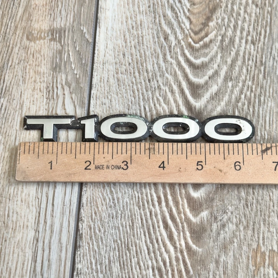 Vintage Plastic Pontiac T1000 Panel Fender Emblem Badge Name Plate Foto 2 de 4