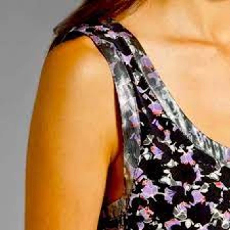 Camiseta sin mangas Marc by Marc Jacobs Revolve Resort con estampado Exeter seda carcasa metálica mediana Foto 2 de 4